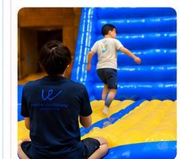 3月のフェスタでふわふわ遊具を楽しむ子ども