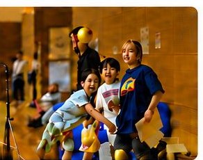 5月のフェスタで人形劇を楽しむ子どもたち
