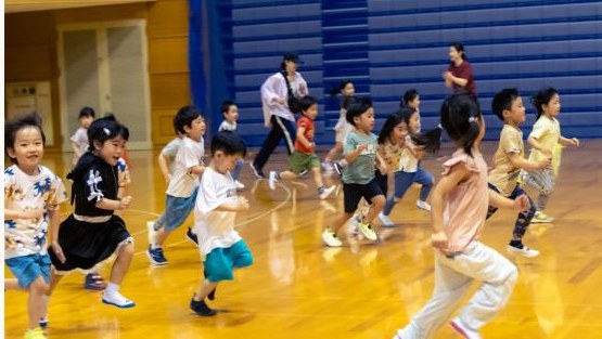 かけっこ教室で一斉に走り出す子どもたち
