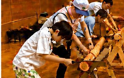 丸太切り体験に集中する子どもたち