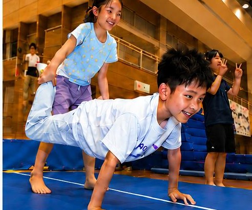 マット運動に挑戦する子どもたち